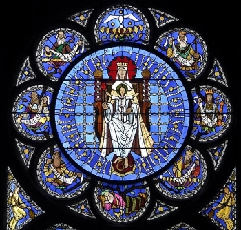 a Vierge et l'Enfant, surmonté par le Saint-Esprit, vitrail de Makaraviez, 1992