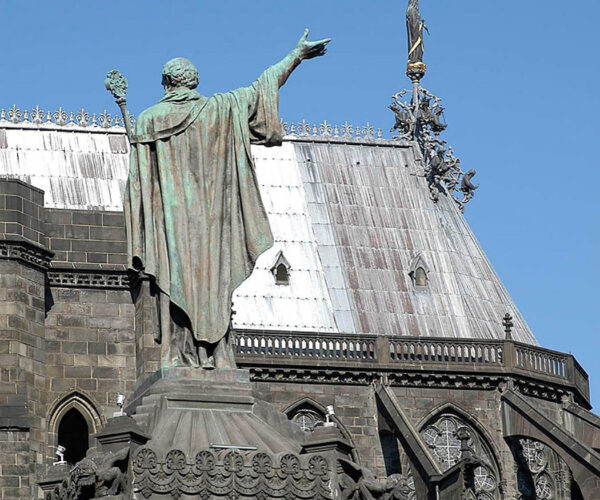 Cathédrale de Clermont ; place de la Victoire