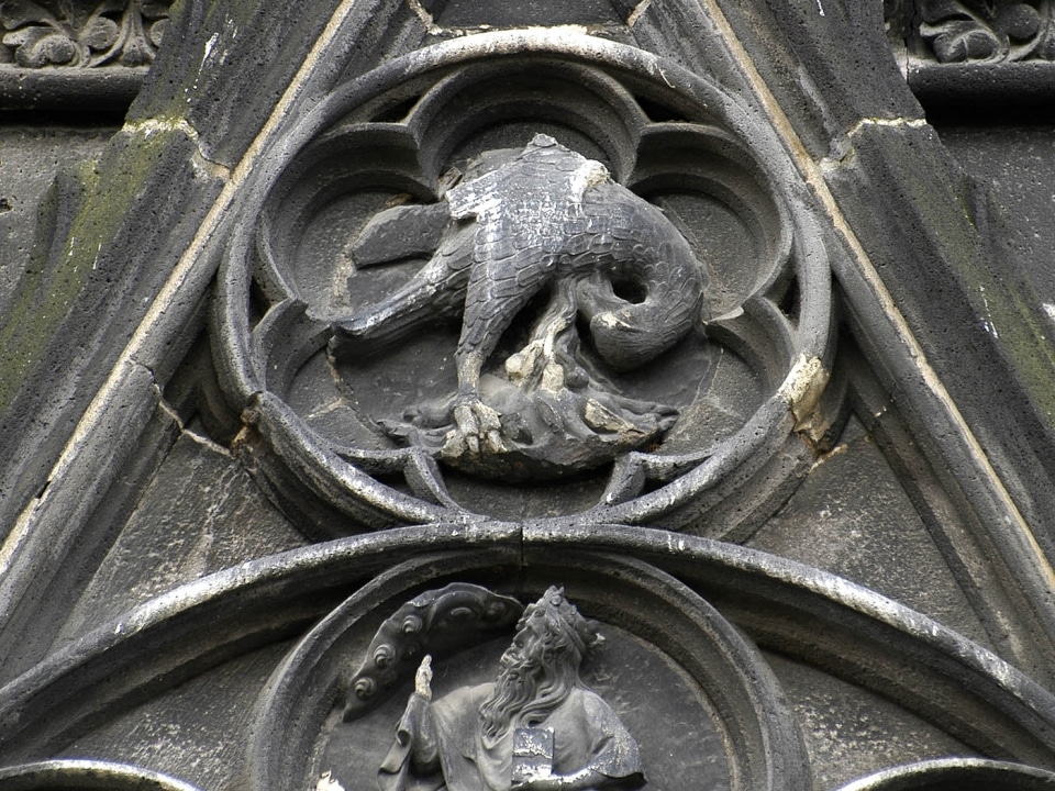 Le Pélican, image du Christ : portail nord de la cathédrale de Clermont