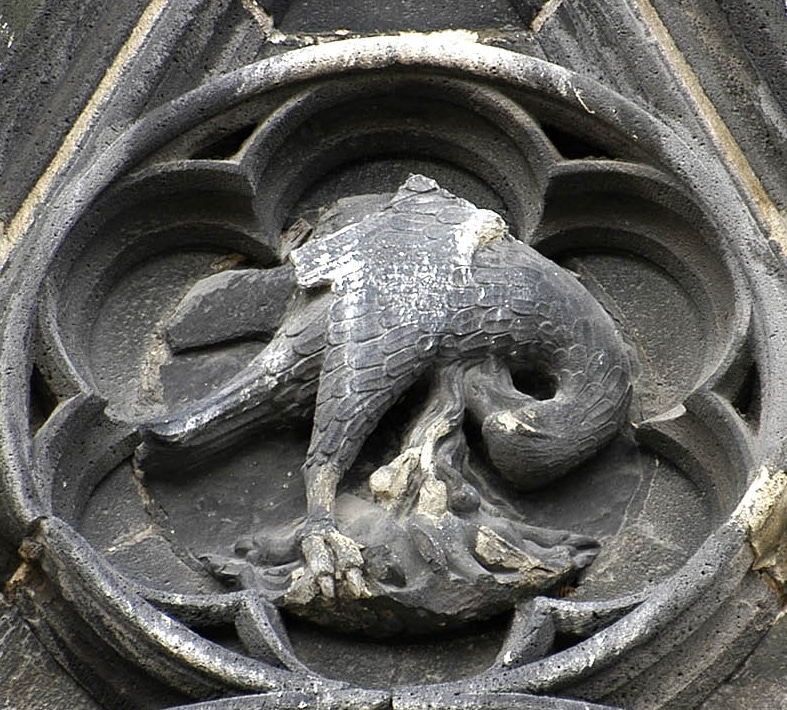 Le Pélican, image du Christ : portail nord de la cathédrale de Clermont