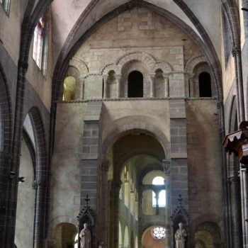 Ennezat vue de la nef romane depuis le choeur gothique