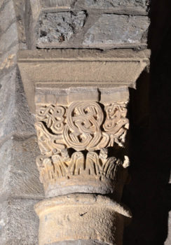 Beaumont, église, vue de la nefBeaumont, église, chapiteau 2