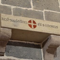 église d'Aydat, inscription du socle des reliques (disparues) de saint Sidoine Apollinaire