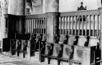 Besse, église, photo Bernard Craplet, galerie de bois du choeur avec stalles