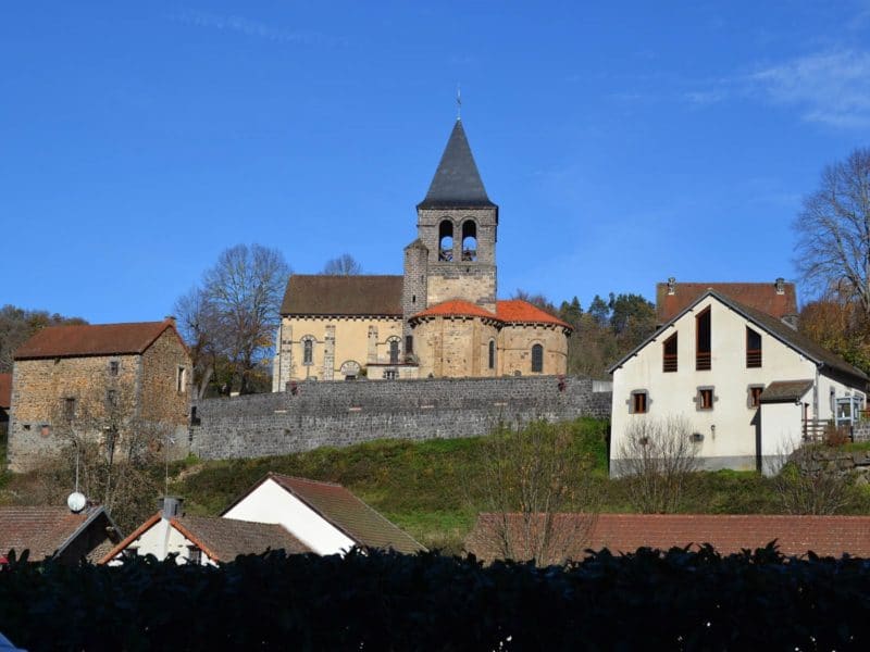 Montfermy, église dominant la Sioule