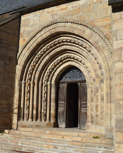 Bourg-Lastic, église, porche