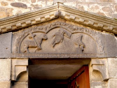 Champeix, église Sainte-Croix, linteau en bâtière