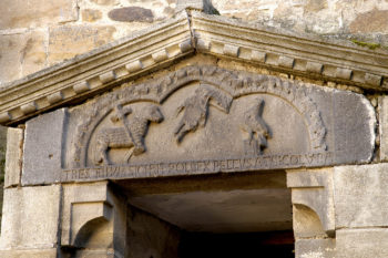 Champeix, église Sainte-Croix, linteau en bâtière