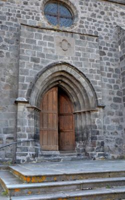 Pontgibaud, église, porche