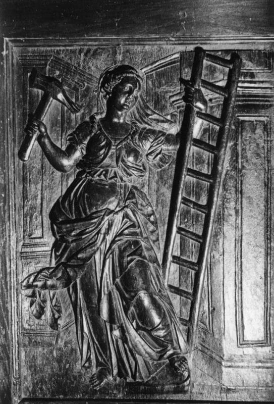 Billom, église Saint-Cerneuf, panneau sculpté, femme avec échelle et marteau c photo Bernard Craplet