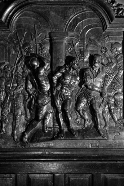 Billom, église Saint-Cerneuf, panneau sculpté, la Flagellation , photo Bernard Craplet