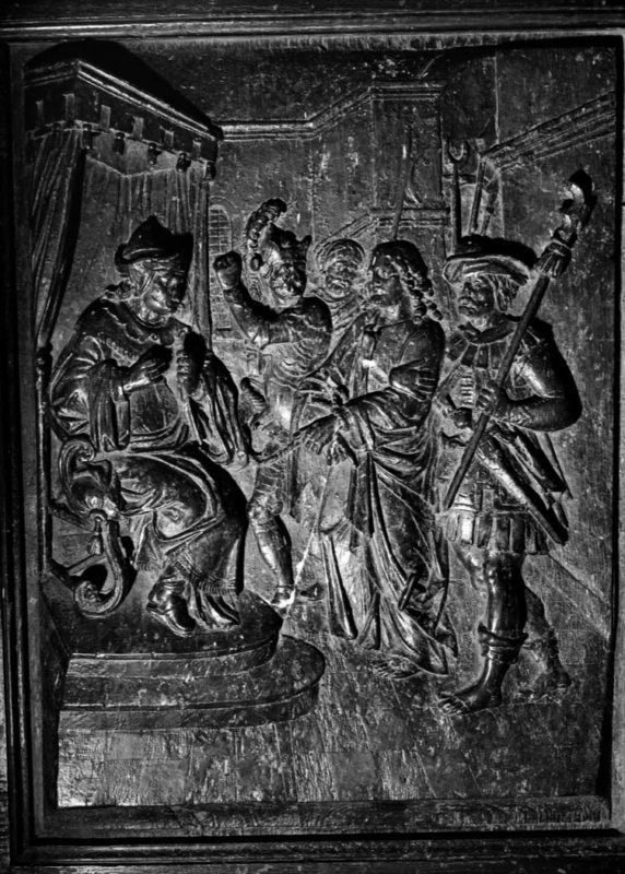 Billom, église Saint-Cerneuf, panneau sculpté, Christ devant Pilate, photo Bernard Craplet
