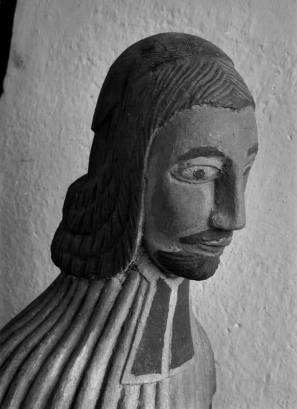 Herment, collégiale Notre-Dame, statue de prêtre, détail