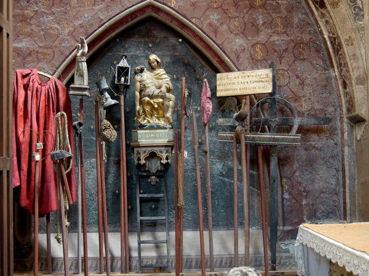Billom, église Saint-Cerneuf, instruments de la Passion