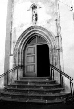 Ris, église Sainte-Croix, portail