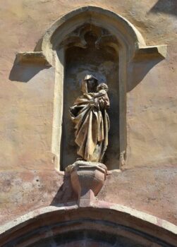 Ris, église Sainte-Croix, statue portail