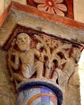 Combronde, église Saint-Genès, chapiteau, homme barbu avec arbre