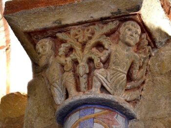 Combronde, église Saint-Genès, chapiteau, homme barbu avec arbre, face droite