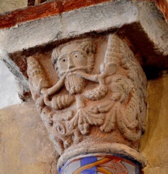 Combronde, église Saint-Genès, chapiteau tête barbue et feuillages