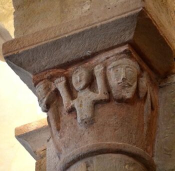 Combronde, église Saint-Genès, chapiteau atlante et têtes