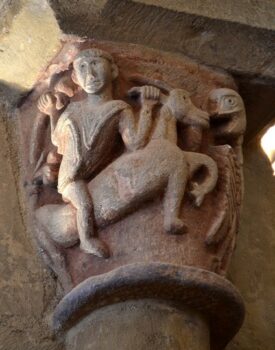 Combronde, église Saint-Genès, chapiteau 1 homme chevauchant un bouc combattant un monstre 1