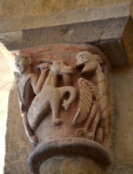 Combronde, église Saint-Genès, chapiteau 1 homme chevauchant un bouc combattant un monstre 2