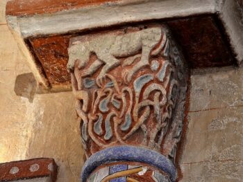 Combronde, église Saint-Genès, chapiteau 2, lion et entrelacs