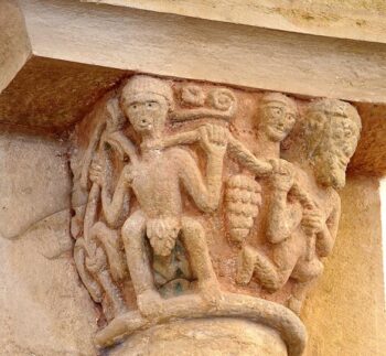 Combronde, église Saint-Genès, portant des grappes singe cordé et homme portant des grappes