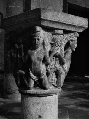 Abbaye de Mozac, chapiteau dit "des Atlantes", photo Bernard Craplet