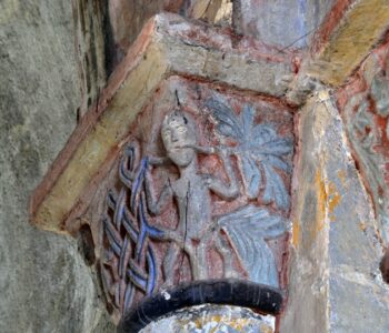 Maringues, église Notre-Dame, chapiteau personnage entre feuillage