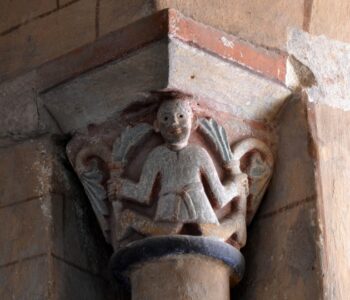 Maringues, église Notre-Dame, homme avec jambes renversées