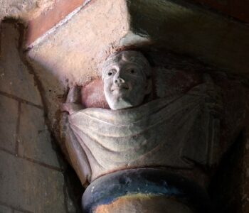 Maringues, église Notre-Dame, tête sur linge