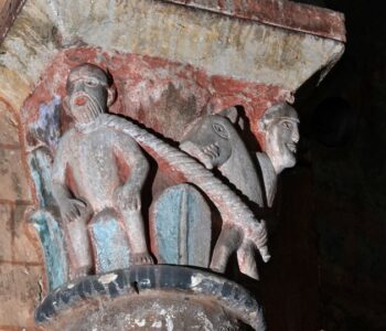 Maringues, église Notre-Dame, le singe cordé