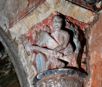 Maringues, église Notre-Dame, le singe cordé suite