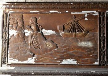 Maringues, église Notre-Dame, bas relief de Jonas