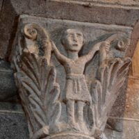 Saint-Dier, église, chapiteau, homme entre feuillages