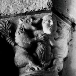 Saint-Hilaire-la-Croix, église, chapiteau : homme entre bêtes, photo Craplet