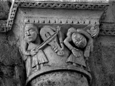 Saint-Hilaire-la-Croix, église, chapiteau de la danseuse et du joueur de vielle, ph Craplet