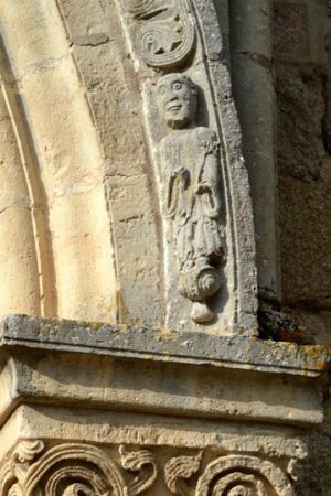 Saint-Hilaire-la-Croix, église, voussures