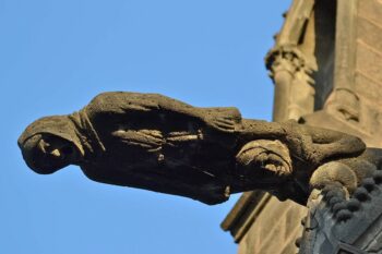 deux personnages imbriqués Cathédrale de Clermont, gargouille