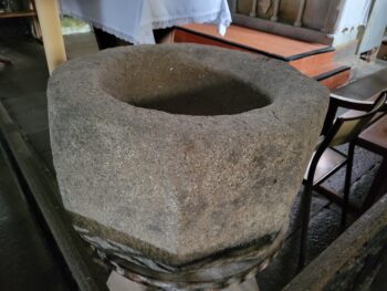 20251004_152837 La Celle, église, bénitier