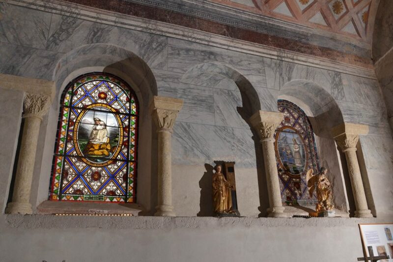 Plauzat, église Saint-Pierre, Chapiteaux et niches