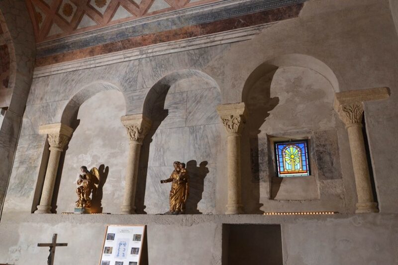 Plauzat, église Saint-Pierre, Chapiteaux et niches
