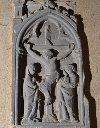 Montel-de-Gelat, église, bas-relief Crucifixion