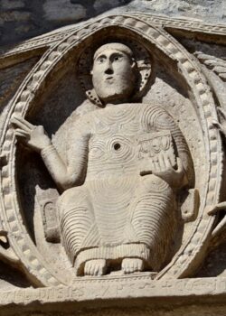 église de Thuret, linteau sculpté