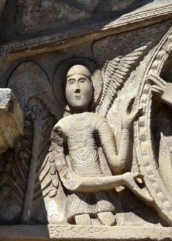 église de Thuret, linteau sculpté