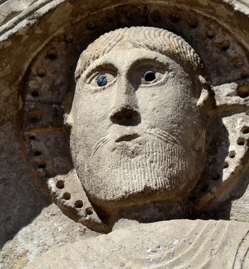 église de Thuret, linteau sculpté, tête de Christ