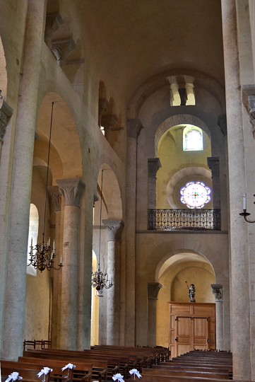 Cournon, église Saint-Martin, nef et tribune Cournon, église Saint-Martin, nef et tribunes