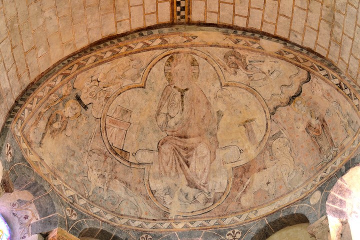 Cournon, église Saint-Martin,Christ cul de four Cournon, église Saint-Martin, Christ Pantocrator avec symboles de l'Eucharistie