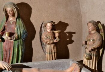 Courpière, Mise au tombeau, anges